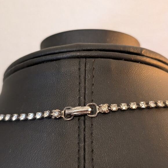 Vintage Rhinestone Green Drop Dangle Fold Over Clasp Silver Tone Necklace - Picture 4 of 5